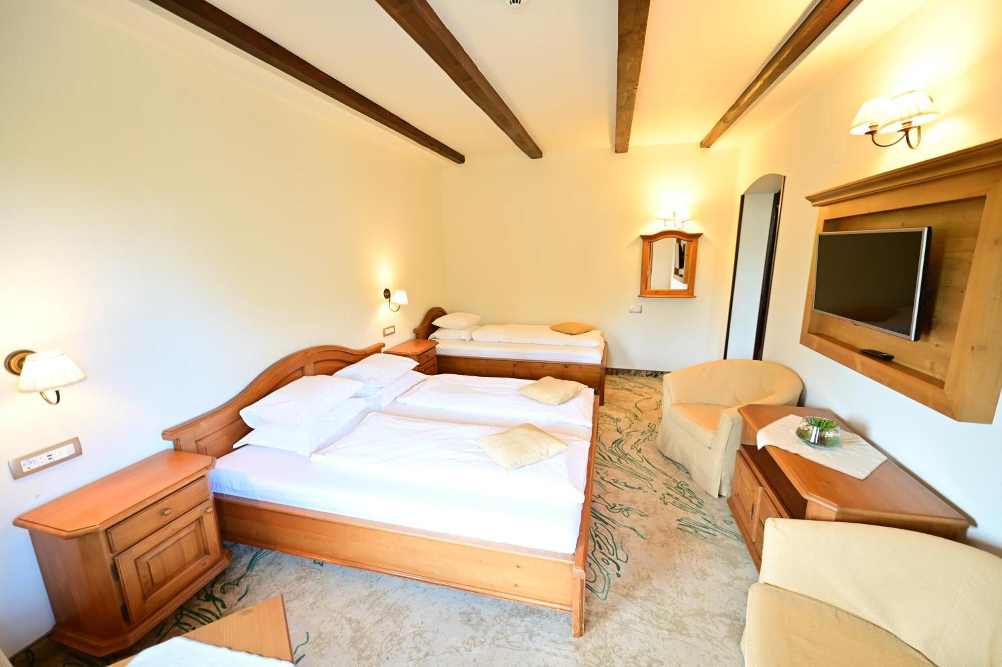 Natura Family Resort Avrig Buitenkant foto